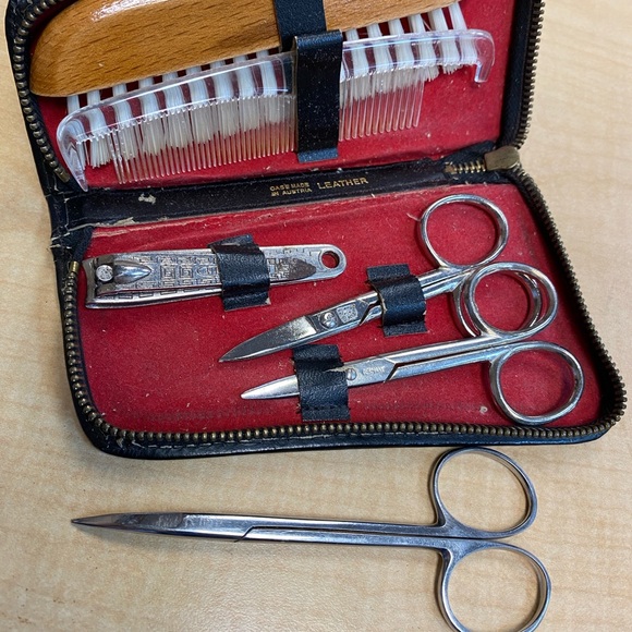 Vintage Gentleman Brush and Manicure Set Built In Zip Around Closure Leather - Picture 9 of 16
